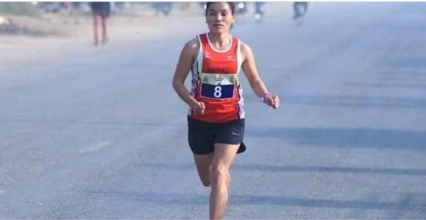 बङ्गलादेशमा सम्पन् म्याराथनमा नेपालकी चेली पुष्पाले हात पारीन स्वर्ण पदक