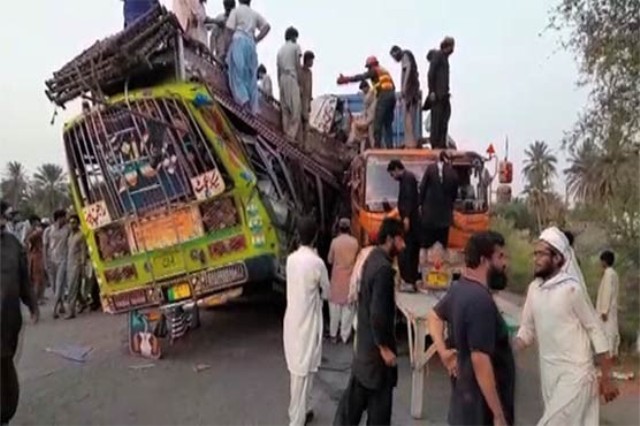 पाकिस्तानमा ट्रक र बस जुधे- २७ को मृत्यु, ३० घाइते